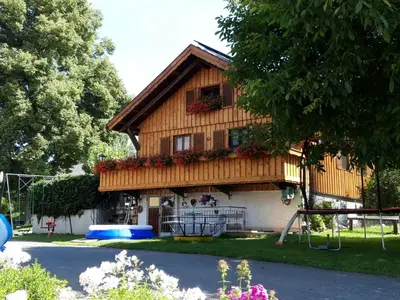 Das Gebäude in dem sich das Ferienhaus befindet
