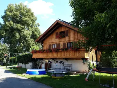 Das Gebäude in dem sich das Ferienhaus befindet