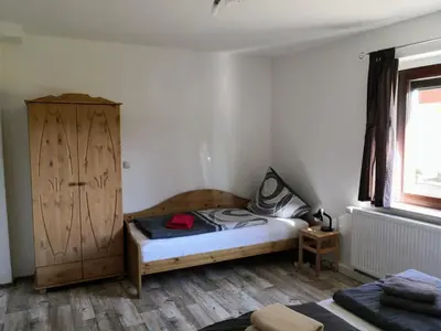 Ein Bett oder Betten in einem Zimmer der Unterkunft Pumphuts Scheune Ferienwohnungen Nr 5 - 9 beim Freizeitpark Plohn