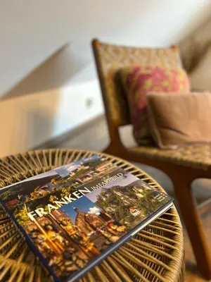 Ein Sitzbereich in der Unterkunft Bezaubernde Ferienwohnung mit Rosengarten