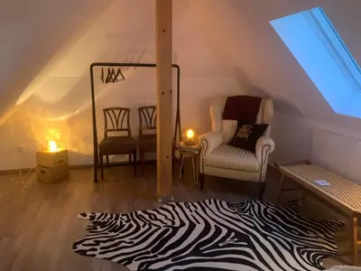 Ein Sitzbereich in der Unterkunft Bezaubernde Ferienwohnung mit Rosengarten