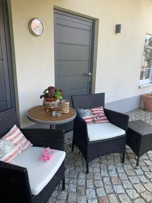 Ein Sitzbereich in der Unterkunft Bezaubernde Ferienwohnung mit Rosengarten