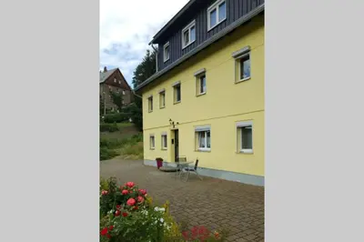 Das Gebäude in dem sich die Ferienwohnung befindet