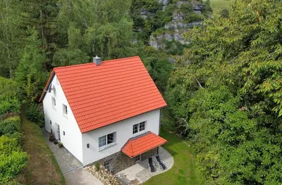 Das Gebäude in dem sich das Ferienhaus befindet