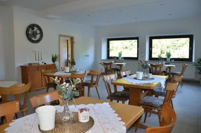 Ein Restaurant oder anderes Speiselokal in der Unterkunft Ferienhaus Tüchersfeld