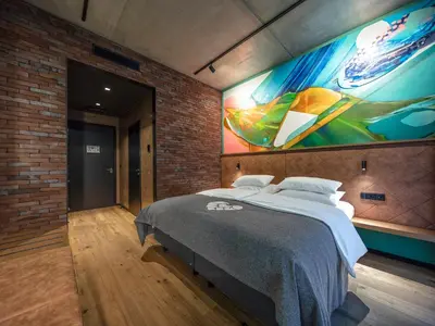 Ein Bett oder Betten in einem Zimmer der Unterkunft Liebesbier Urban Art & Smart Hotel