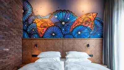 Ein Bett oder Betten in einem Zimmer der Unterkunft Liebesbier Urban Art & Smart Hotel