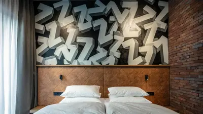 Ein Bett oder Betten in einem Zimmer der Unterkunft Liebesbier Urban Art & Smart Hotel