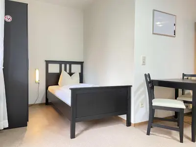 Ein Bett oder Betten in einem Zimmer der Unterkunft SAD171 - Monteurappartement in super Lage