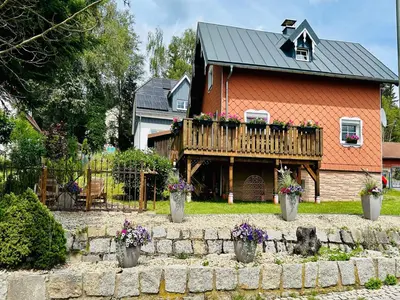 Das Gebäude in dem sich das Ferienhaus befindet