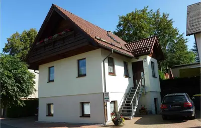 Das Gebäude in dem sich das Ferienhaus befindet