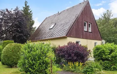 Ein Garten an der Unterkunft Ferienhaus Hennebacher Str. S