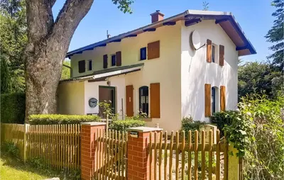 Das Gebäude in dem sich das Ferienhaus befindet
