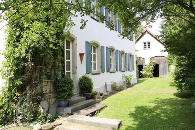 Ein Garten an der Unterkunft Haus mit Geschichte in Mähring