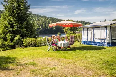 Ein Garten an der Unterkunft Freizeit- und Campinganlage Gaisweiher
