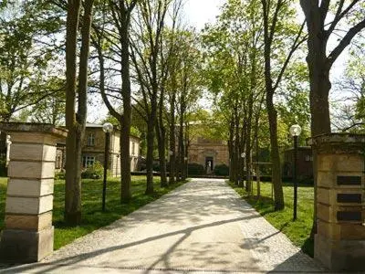 Ein Garten an der Unterkunft Meister BÄR HOTEL Bayreuth