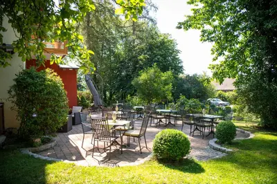 Ein Garten an der Unterkunft Landhotel Lindenhof