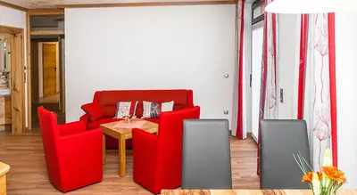 Ein Sitzbereich in der Unterkunft Landhotel Mappacher Hof