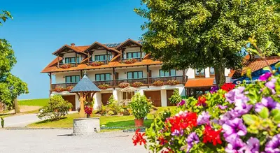 Ein Garten an der Unterkunft Landhotel Mappacher Hof