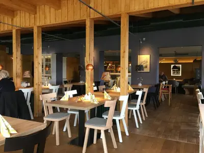 Ein Restaurant oder anderes Speiselokal in der Unterkunft Hotel Jens Weissflog