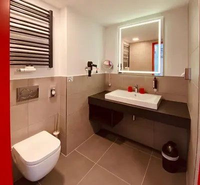 Ein Badezimmer in der Unterkunft DORMERO Hotel Hof