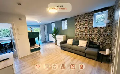 Ein Sitzbereich in der Unterkunft Sali-Bayreuth - SM9 Charming Apartment Near Zoo in Bayreuth with Terrace, Free Wi-Fi & 24-Hour Front Desk