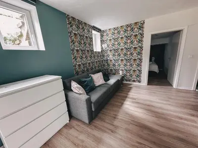 Ein Sitzbereich in der Unterkunft Sali-Bayreuth - SM9 Charming Apartment Near Zoo in Bayreuth with Terrace, Free Wi-Fi & 24-Hour Front Desk