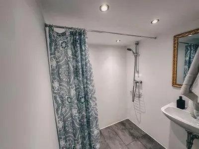 Ein Badezimmer in der Unterkunft Sali-Bayreuth - SM9 Charming Apartment Near Zoo in Bayreuth with Terrace, Free Wi-Fi & 24-Hour Front Desk