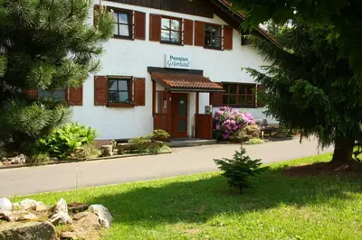 Ein Garten an der Unterkunft Pension Grünhaid