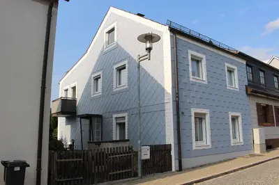 Das Gebäude in dem sich das Ferienhaus befindet