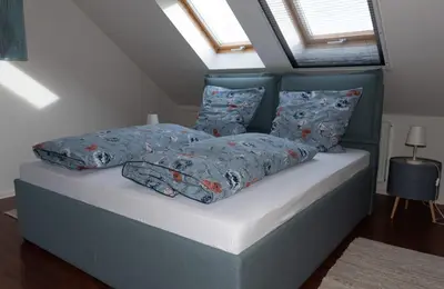Ein Bett oder Betten in einem Zimmer der Unterkunft Moderne, gemütliche DG-Wohnung in ruhiger Lage