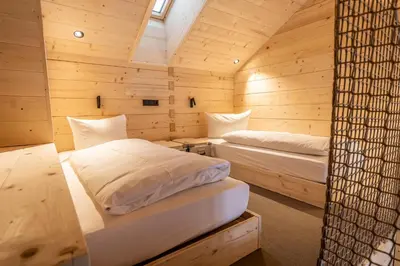 Ein Bett oder Betten in einem Zimmer der Unterkunft Naturhotel BASISLAGER Fichtelberg