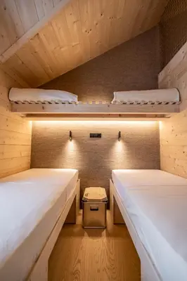 Ein Bett oder Betten in einem Zimmer der Unterkunft Naturhotel BASISLAGER Fichtelberg
