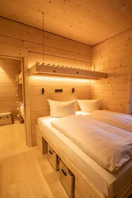 Ein Bett oder Betten in einem Zimmer der Unterkunft Naturhotel BASISLAGER Fichtelberg
