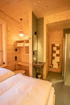 Ein Bett oder Betten in einem Zimmer der Unterkunft Naturhotel BASISLAGER Fichtelberg