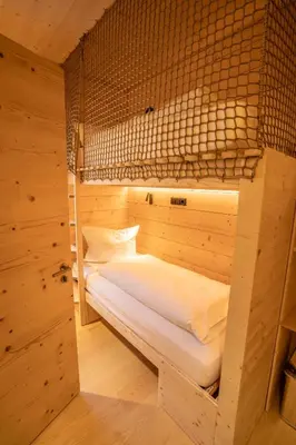 Ein Bett oder Betten in einem Zimmer der Unterkunft Naturhotel BASISLAGER Fichtelberg