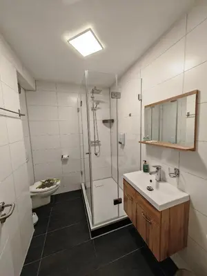 Ein Badezimmer in der Unterkunft Apartment E1 - Gut ausgestattete 3-Zimmerwohnung 68 qm für 1-5 Personen 2xZZ 1xSC