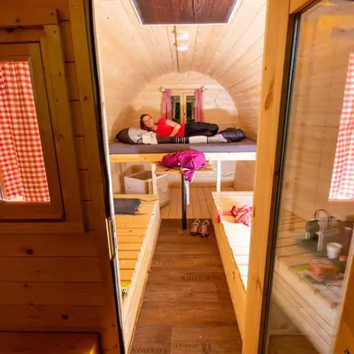 Ein Bett oder Betten in einem Zimmer der Unterkunft Fasshotel Westernwagen, beheizt 2-3 Personen