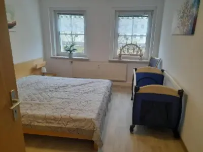Ein Bett oder Betten in einem Zimmer der Unterkunft Ferienwohnung Zern