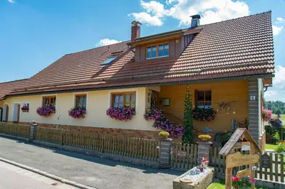 Das Gebäude in dem sich die Ferienwohnung befindet