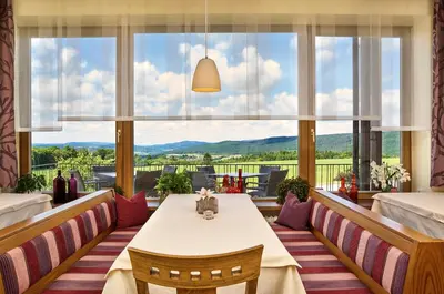Ein allgemeiner Bergblick oder ein Berglick von des Hotels aus