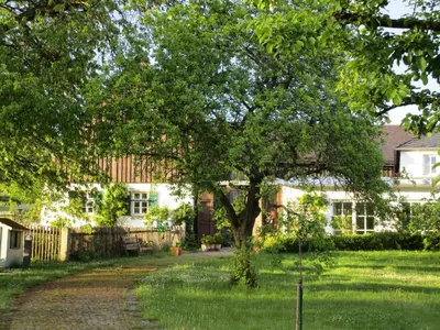 Ein Garten an der Unterkunft Austragshaus Almbranz