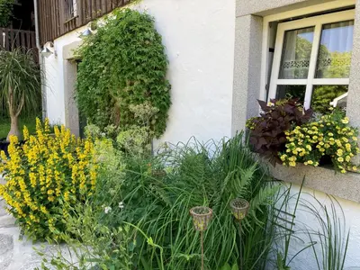 Ein Garten an der Unterkunft Austragshaus Almbranz