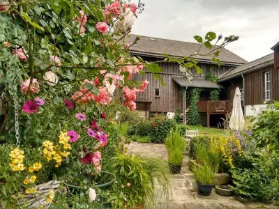 Ein Garten an der Unterkunft Austragshaus Almbranz