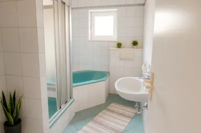 Ein Badezimmer in der Unterkunft SUNNYHOME Monteurwohnungen und Apartments in Weiden