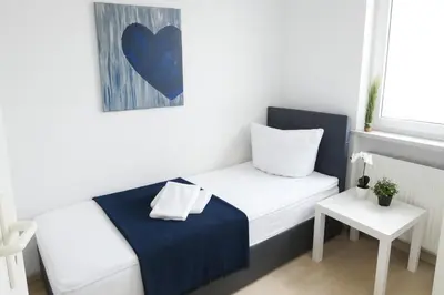 Ein Bett oder Betten in einem Zimmer der Unterkunft SUNNYHOME Monteurwohnungen und Apartments in Weiden