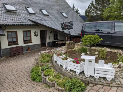 Ein Garten an der Unterkunft Ferienwohnung An der Bimmelbahn - Familie Lange