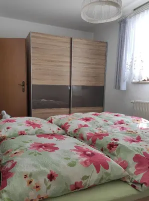 Ein Bett oder Betten in einem Zimmer der Unterkunft Ferienwohnung An der Bimmelbahn - Familie Lange