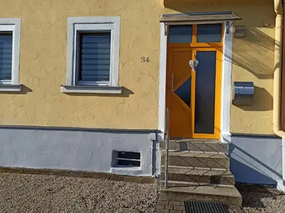 Das Gebäude in dem sich das Ferienhaus befindet