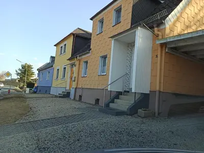 Das Gebäude in dem sich das Ferienhaus befindet